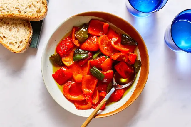 4 bell peppers (red, yellow, or green)

1 onion, sliced

2 cloves of garlic, minced

2 tablespoons of olive oil

Salt and pepper to taste