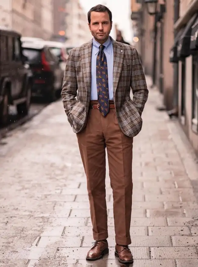 What are the best shoes to wear with brown pants?