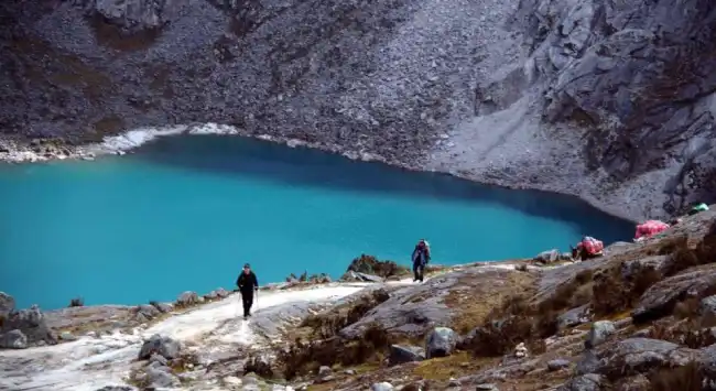 What are the highlights of the Huaraz Santa Cruz Trek?
