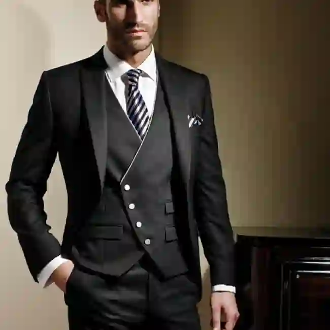 What are the key aspects to consider when ensuring a proper fit for a men's suit?