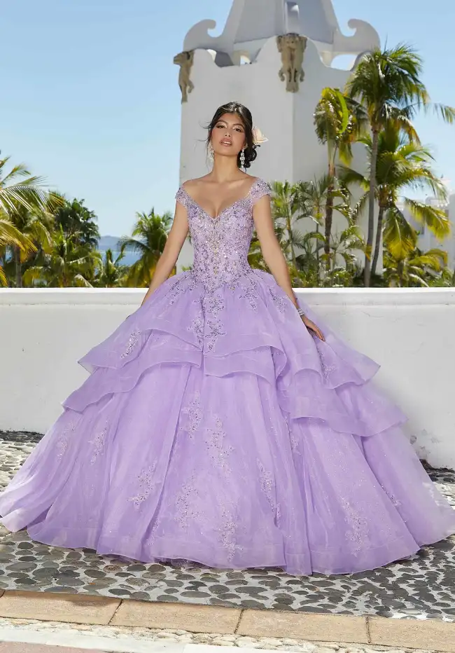 What should the quinceanera wear