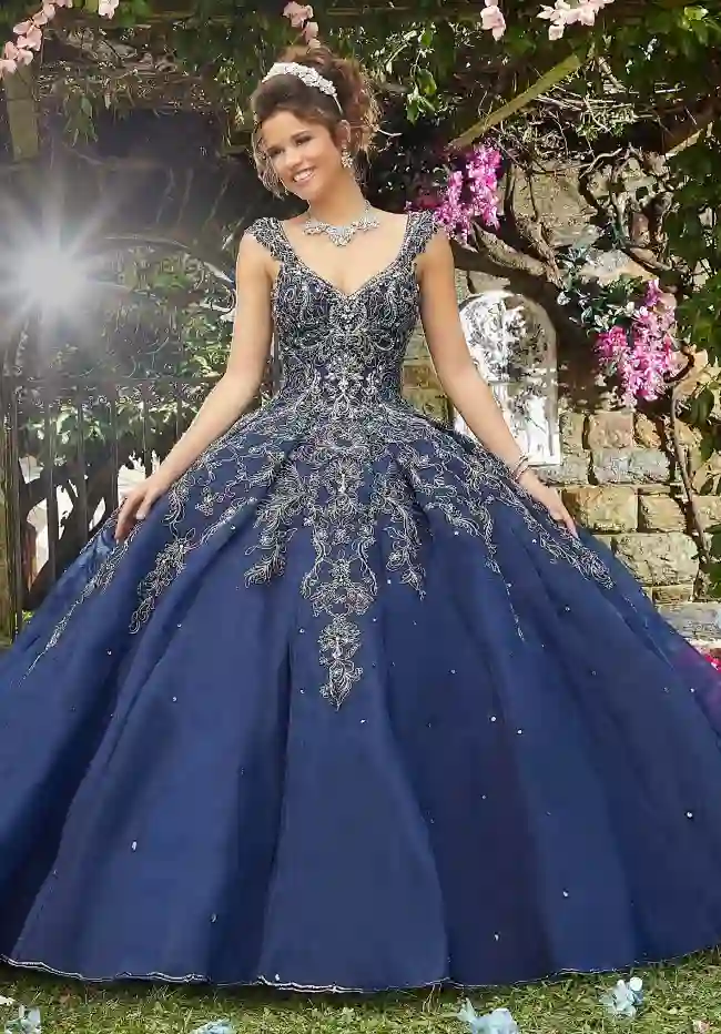 What should the quinceanera wear